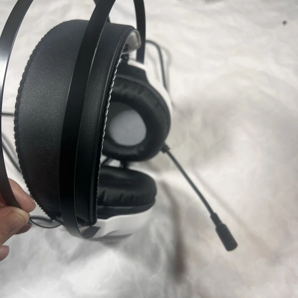 Bionik BNK Over Ear Gaming Headphones - White - TRRS 3.5mm Plug w/ Mic